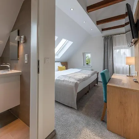 24/7 Selfcheckin 3* לייר