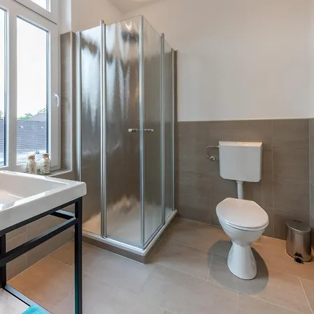 24/7 Selfcheckin 3* לייר