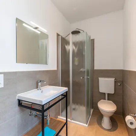 24/7 Selfcheckin 3* Leer